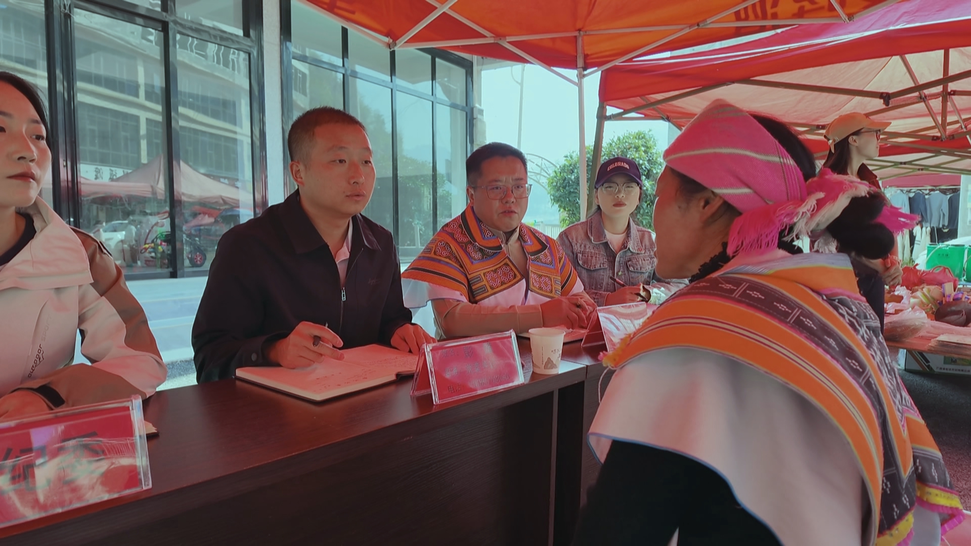 贵州新闻联播丨一把板凳听民声 一线解忧暖民心 毕节“摆摊接访”近半年接待群众两万余人次